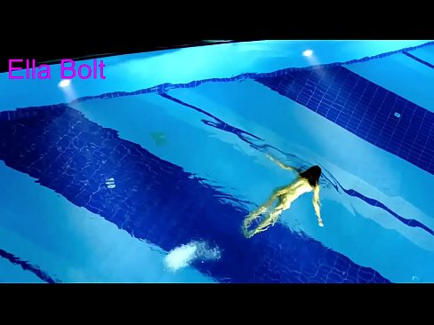 ❤️ Handikwanise kumira kuona, mudiki blonde akabatwa achishambira asina kupfeka muELLA BOLT resort pool ️  ﹏
