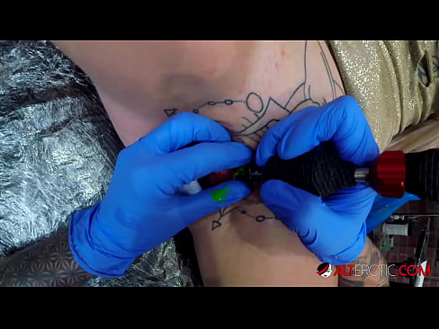 ❤️ Musikana ane nyora zvakanyanya Sully Savage akawana tattoo pa clitoris yake ️  ﹏